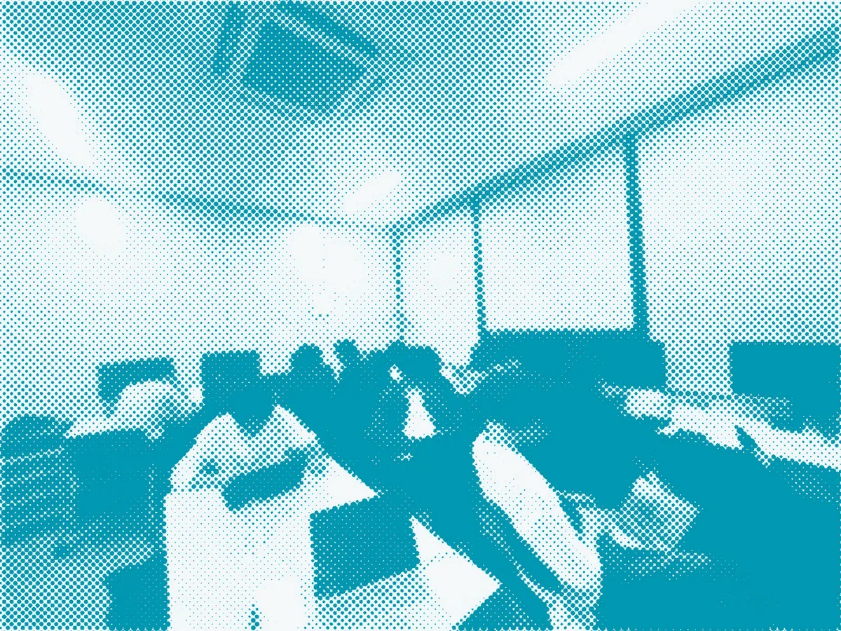 ローム記念館の部屋で、ノートパソコンに向かって技術研修を受けるメンバー(網点加工)